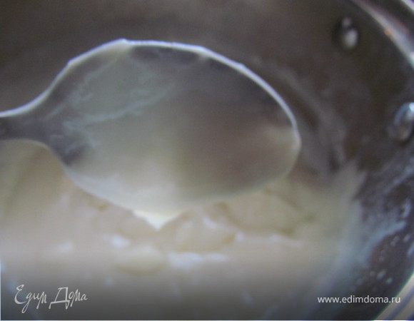 Сделаем заварной крем:
Растопить мороженное на плите. Взбить яйца с сахаром, мукой и крахмалом, добавить молоко. Полученную смесь постепенно вливать в мороженное, хорошо размешивая и уварить на медленном огне до загустения (минут 5).