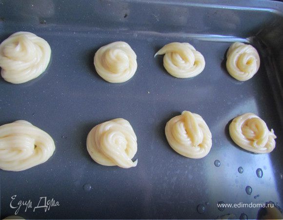 С помощью кондитерского шприца или ложкой отсаживаем пирожные на противень. Выпекаем пирожные при 180 С около 40 минут (духовку не открывать).