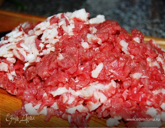 Мясо и жир нарежьте очень мелкими кубиками. Чтобы мясо легче резалось, слегка его подморозьте. Или измельчите мясорубкой. Как вам удобно. Я нарезала, мне так вкуснее.