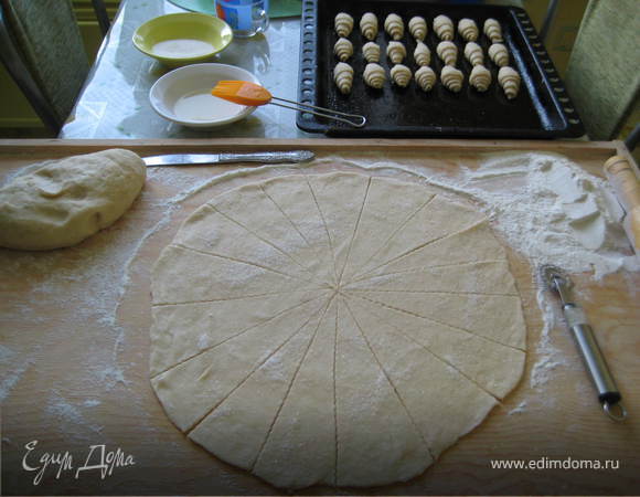 Дрожжи с сахаром развести в тёплом молоке,маргарин натереть на крупной тёрке и перерубить с мукой,добавить соль,яйца и молоко с дрожжами.Замесить крутое тесто и убрать на 1 час в холодильник.Затем накрутить Рогалики-с любой начинкой,обмакнуть в раст.масло и сахар.Дать им немного "подняться".Выпекать на противне в духовке до золотистого цвета.Приятного аппетита!