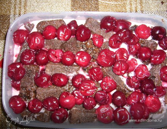 Вторую половину нарезанного бисквита снова окунуть в ликер и выложить на крем. Сверху выложить вишню