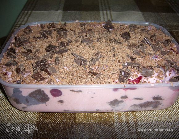 Залить оставшимся кремом. Сверху посыпать какао-порошком, а затем наломав маленкими кусочками шоколад, выложить его на какао, чуть вдавливая в крем. Поставить в холодильник.