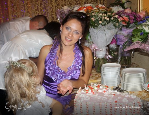 Яйца взбить с сахаром и солью,добавить сметану и сгущёнку,затем муку,и только после соду...Выпекать два коржа в духовке.Смазать любым кремом-украсить по желанию!
Примечание: Для этого большого сердца я делала три порции бисквита и пекла 6 коржей,из которых потом вырезала половинки сердца и соединяла их с помощью крема!А украшения делала из домашней мастики!

В данном варианте покупала готовый крем-полуфабрикат,который взбивается с холодным молоком-сливочный и клубничный.Белые розы из неудавшейся домашней мастики(она поплыла немного),а должна получиться,как пластилин-в идеале. Сердца и листики-готовое украшение из безе. По окружности-капли из белого шоколада,а по бокам Торта-вафли!
