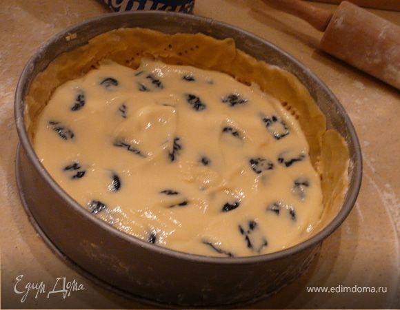 Молоко закипятить, желтки смешать  с сахаром, ванилью и мукой. Добавить  к молоку и взбивая загустить (пару минут). Остудить полностью.