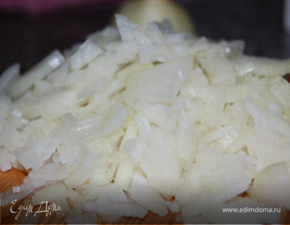 Лук нарежьте кубиками.