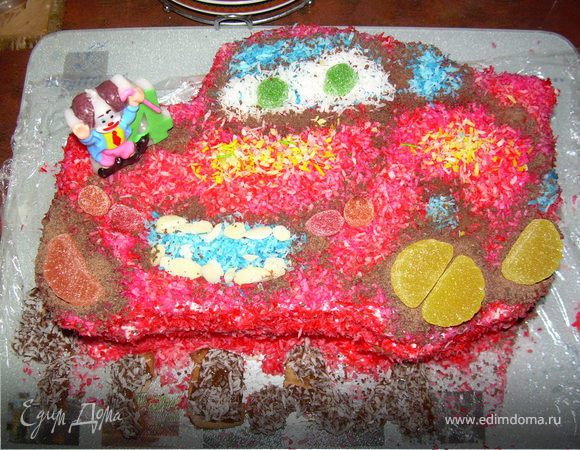 Яйца взбить с сахаром. Добавить кефир. Соду погасить уксусом или лимонным соком добавляя к смеси