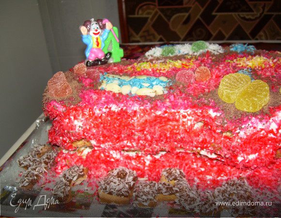 Я нарисовала на бумаге машинку, затем вырзала по контуру на коржике. У мня вышло 3 машинки. Из остатков я вырезала надпись.
Украсить можно на любой вкус. Крем: сметана с сахаром и какао; сгущенка или любой любимый крем. Между коржиками я сыпала изюм, орешки (ассорти). Затем залила тортик шоколадом и присывала кокосовой стружкой, миндальными хлопьями, мармеладом - вообщем тем, что было дома в наличии. Приятного аппетита