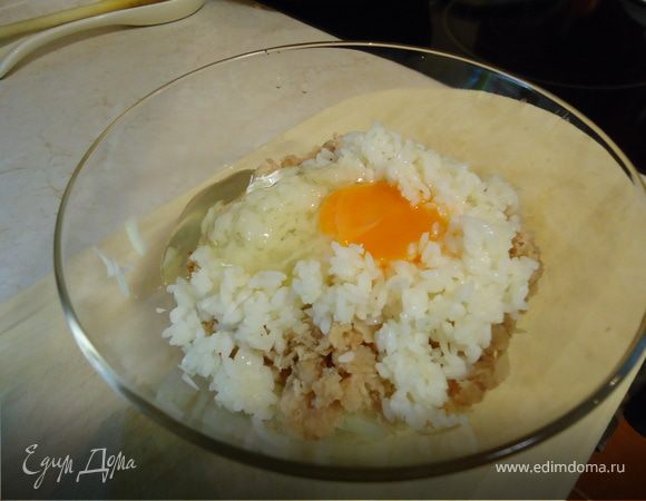 Смешать рыбный фарш, отваренный рис, мелко нарезанный лук, яйцо, соль.