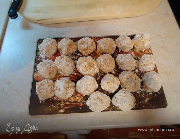 Сформировать шарики, обвалять каждый в муке. Поджарить минут 10. Я жарю с двух сторон, получаются как котлетки :)