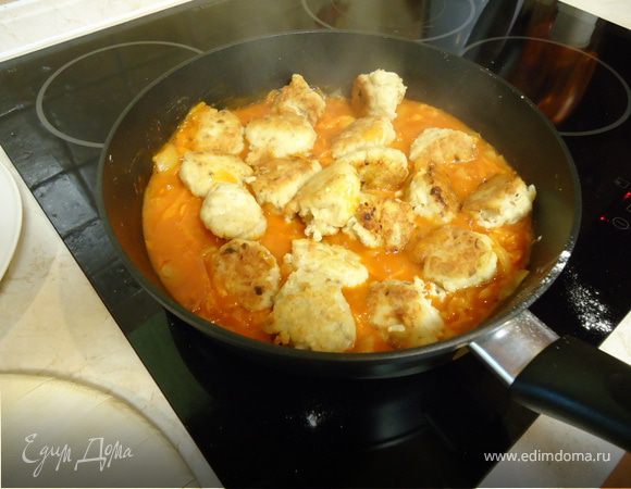 Готовим подливку: обжарить лук, тертую морковку, добавить муку, через минутку томатную пасту, обжарить, добавить воды. Когда все хорошо соединится, добавить тефтельки.