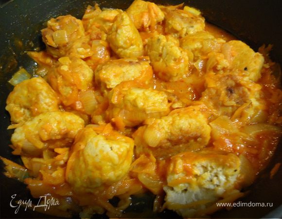 Тефтели смешиваем с подливой, и тушим минут 10. Вуаля! Всё готово. На гарнир у меня отварная цветная капуста. (Всё вместе еще не пробовала) :)