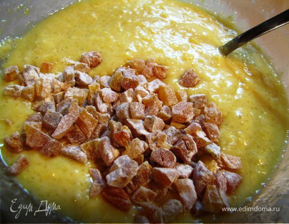 Курагу нарезаем небольшими цукатами, пересыпаем мукой и добавляем к тесту.