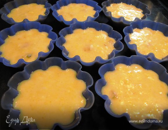 Раскладываем по формочкам, я положила в каждую по 2 ст.л. теста, получилось 12 кексов.