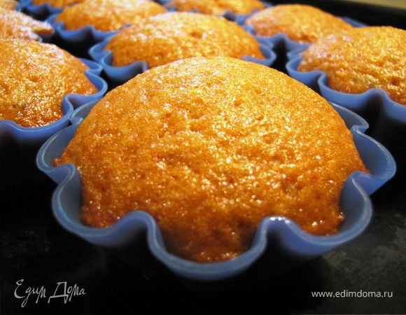 В результате получаем вот такие золотистые кексы. 