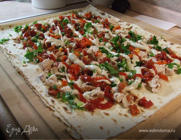 Болгарский перец очень вкусный, если его запекать в духовке примерно 20-25 минут, у меня был готовый. Ингредиенты мелко нарезаем и выкладываем на лаваш. Равномерно добавляем соус и кетчуп.