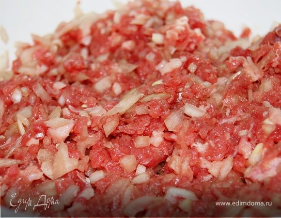 Соедините лук с фаршем, посолите, поперчите и перемешайте.