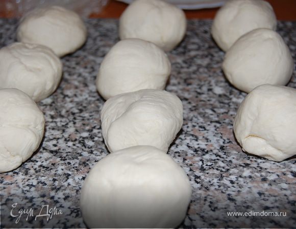 Тесто разделите на 10–12 кусочков, сформируйте шарики.