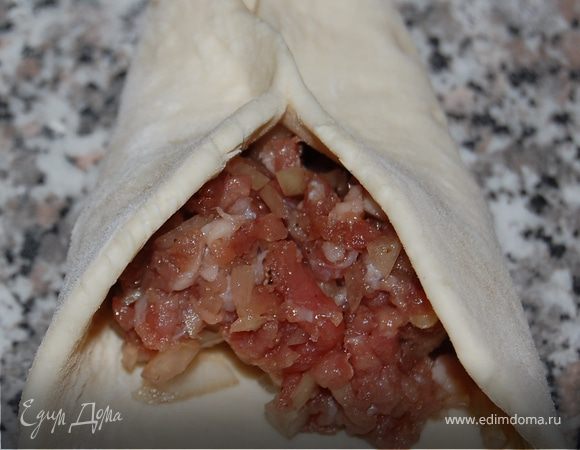 Защипните с двух сторон, отступив немного от середины.