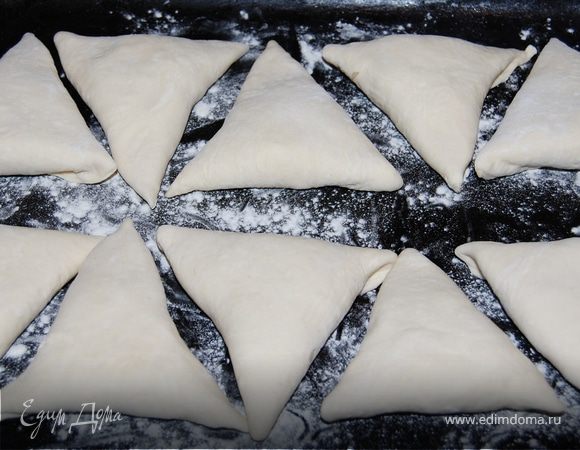 Переложите швом вниз на противень, смажьте яйцом и поставьте в разогретую до 200°C духовку на 20–25 минут .Ориентируйтесь по своей духовке.