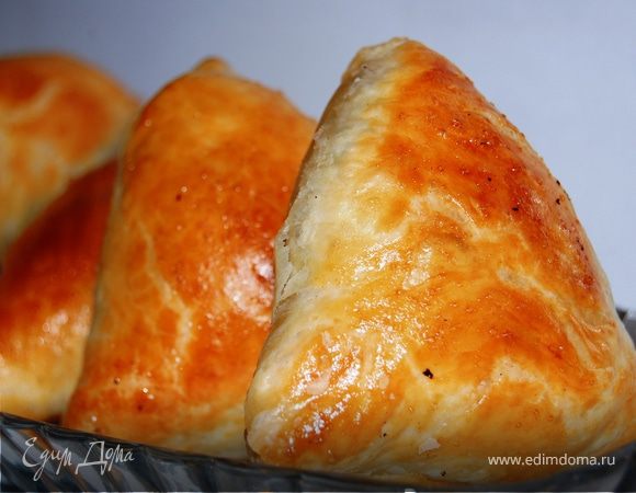 Готовую самсу переложите на блюдо и подавайте с зеленым сладким чаем.