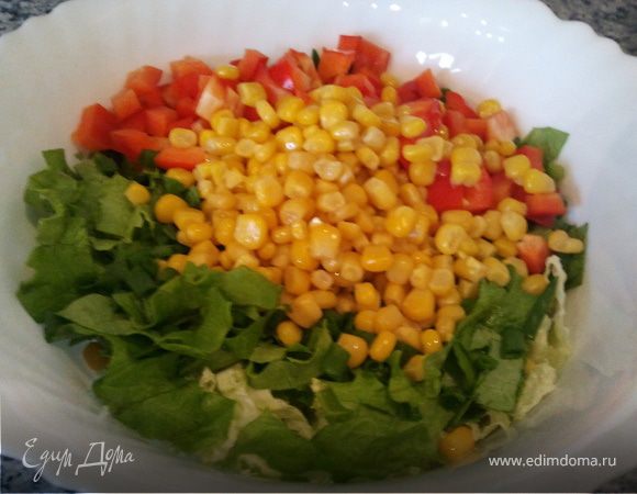 Нарезать пекинскую капусту: белую часть на кусочки толщиной до 5мм, зеленую часть покрупнее. Листовой салат нарезать большими квадратами, перец - кубиками. Добавить кукурузу, мелко нарезанный лук.