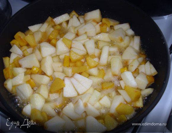 Нарежем и отправим к айве яблоки (без кожицы! у яблок она останется жесткой и в начинке будет неприятна).