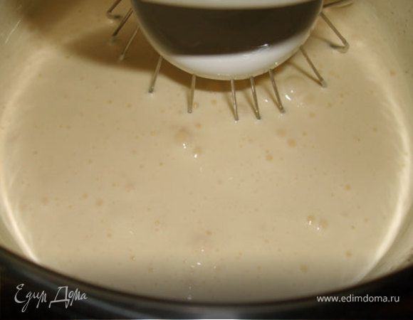 Добавляем сметану. Немного взбиваем (несколько секунд). Сменяем насадку. Вмешиваем просеянную муку, разрыхлитель и ванильный сахар.
Пока вмешиваются сыпучие компоненты, подготавливаем противень - застилаем бумагой для выпечки и, при необходимости, немного смазываем её маслом.