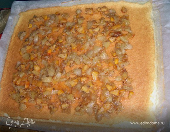 Даем остыть 2-3 минуты. И распределяем по его поверхности начинку (она тоже довольно горячая). У одного края бисквита оставляем свободную от начинки полосу 4-5 см.