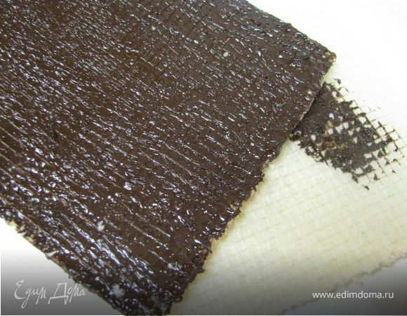 Шоколад расплавить и  распределить по вафельному листу, у меня размер 14*14(2шт), со стороны маленьких квадратов. Желатин замочить в молоке.