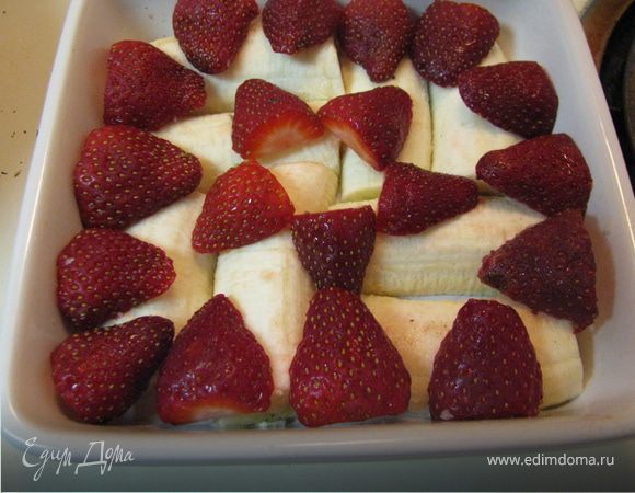 Вдоль разрезать бананы и клубнику, виложить на дно формы. Подогреть молоко и развести желатин. Кусочек банана, творог, и молоко взбить в блендере. Залить фрукти массой. В холодильник на час.   