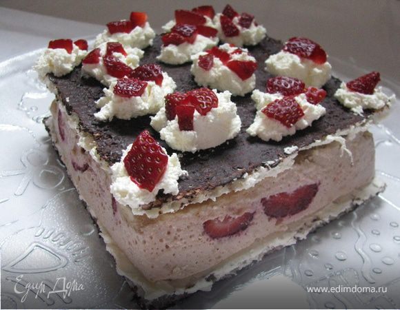 Взбить сливки, распределить по вафельному листу, со стороны больших квадратов. Между шоко-сливочними листами виложить желе, украсить. 