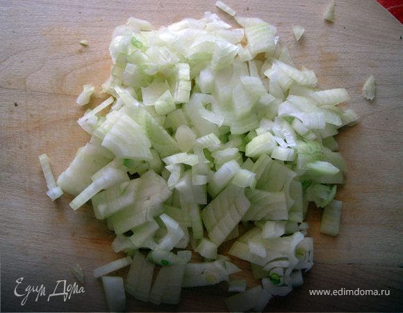 Нарежем помельче лук. Добавим к грибам. Поварим еще минут 10.