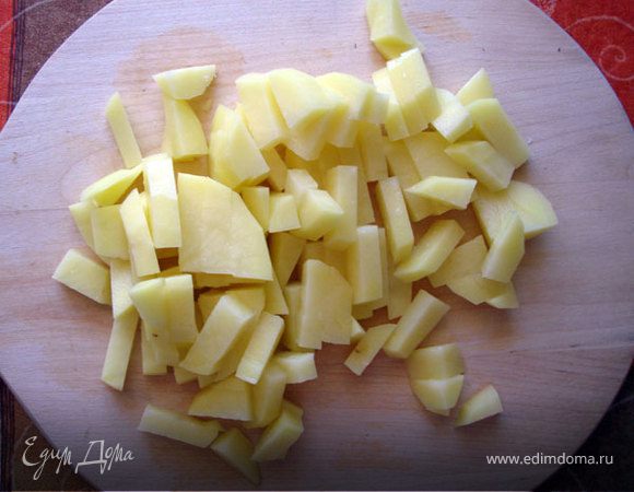 Нарежем небольшими брусочками и отправим в суп картофель...
Варим до готовности картофеля. 