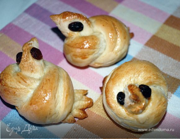 ПШЕНИЧНЫЕ "ЖАВОРОНКИ". Растворить дрожжи в теплой воде и поставить в теплое место. Когда дрожжи вспенятся, заместить тесто. Раскатать батончик из теста, разрезать на куски по 100 г. Каждый кусочек раскатать в колбаску и завязать узелком. Из одного конца вылепить головку с клювиком, воткнуть изюминки-глазки, из другого - хвост, слегка расплющив его и надрезав ножом на перышки. Выложить на смазанный маслом противень, смазать белком. Выпекать 15-20 минут. Остужать постепенно, сначала переложив "веснянки" на решетку, затем выложить их на блюдо, накрыв полотенцем. Подать к чаю со сгущенкой! Нями!!!