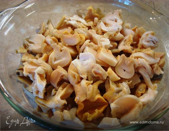 Вы знаете, у каждого повара свой метод приготовления любого продукта и трубач не является исключением. Я множество раз готовила этот моллюск, и методом проб и ошибок пришла к этому результату… Если у вас трубач замороженный, то разморозьте его обязательно при комнатной температуре. Затем уложите в кастрюлю и залейте холодной водой так, чтобы она покрывала его см на 5.  Имейте в виду, что при закипании у трубача будем много пены, поэтому хорошо, если у вас до верха кастрюльки еще будет достаточно для нее места, а то она просто может «убежать». Итак, ставим кастрюлю на печку и на маленьком огне доводим до кипения, периодически снимая образовавшуюся пену. Как только закипит, сразу снимаем с огня и оставляем трубач в этом отваре до полного остывания (я оставляю на ночь). И тогда он станет нежным и мягким, а не резиновым. 