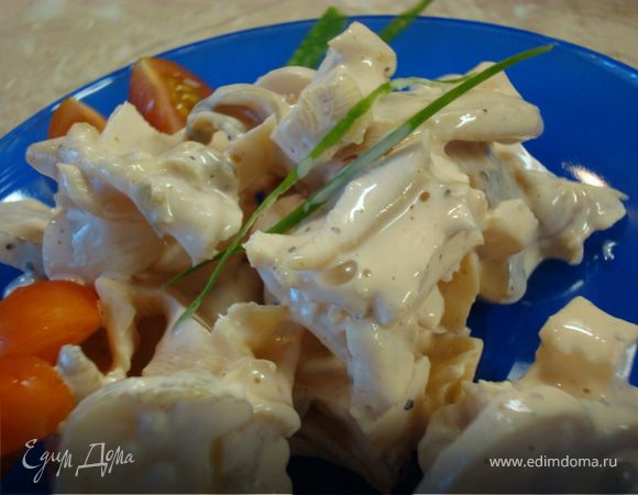 Затем трубач промыть проточной холодной водой, нарезать по вашему усмотрению колечками (как у меня) или соломкой. Залить соусом и начинать получать кучу всяких полезностей, о которых было написано в предисловии к рецепту;))) Если честно, то из всего обилия морепродуктов, которые я перепробовала (а поверьте, их было неприлично много, я же девочка с Сахалина), трубач и гребешок (его приготовление я описывала в рецепте http://www.edimdoma.ru/recipes/18332) самые вкусные!!! Хотя, как говорится, на вкус и цвет…