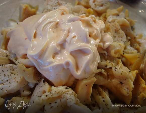  Соус:  смешать майонез (если домашнего нет, то берем магазинный), розовый и черный молотый перец. Если надо, то присолите.