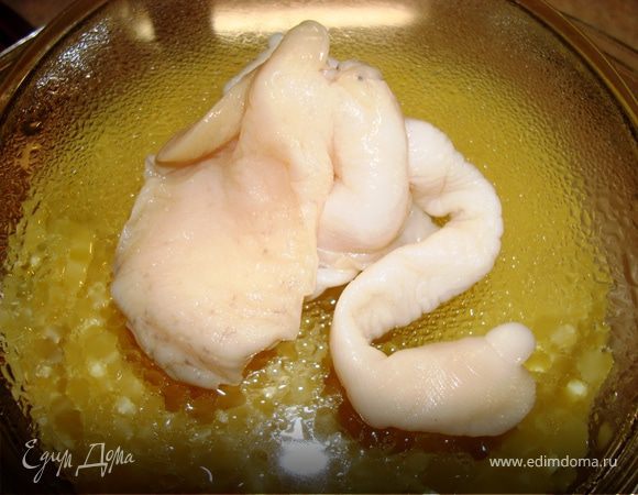 Также можно трубач потушить с любыми овощами. Я тушу с морковью и луком. Для этого сырой моллюск режем соломкой, тушим на сковороде 5 минут, добавляем репчатый лук, растительное масло и морковь, также порезанную соломкой. Все вместе тушить еще минут 5. Затем солим, перчим, по желанию добавляем немного чеснока, пропущенного через пресс, накрываем крышкой и даем настояться 10 минут. Трубач с овощами готов…  