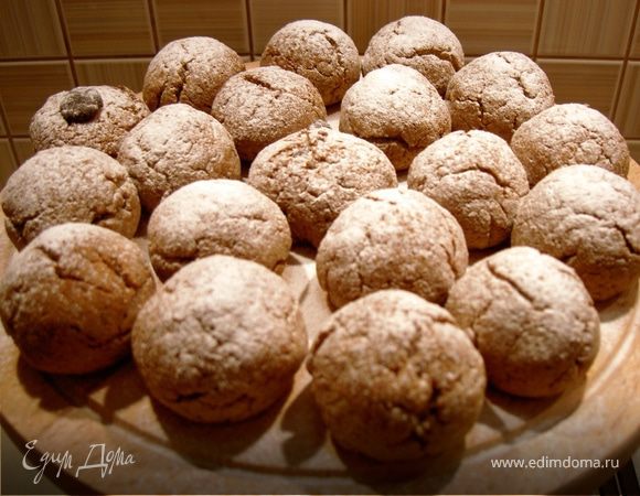 Размягчить сливочное масло, добавить сахар, гречневую и пшеничную муку. Тщательно перемешать. Добавить яйца, мед, соду, соль, ванилин, корицу, гвоздику. Замесить, получится мягкое, податливое тесто. Можно добавить изюм, орехи. Небольшими шариками, размером с грецкий орех выложить на смазанный противень. Выпекать в духовке разогретой до 180С 20-25 минут. 