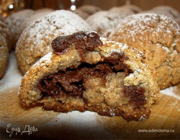 Попробовал шоколадную пасту спрятать внутрь. Получилось, но показалось, что начинки маловато(оказалось - показалось:))