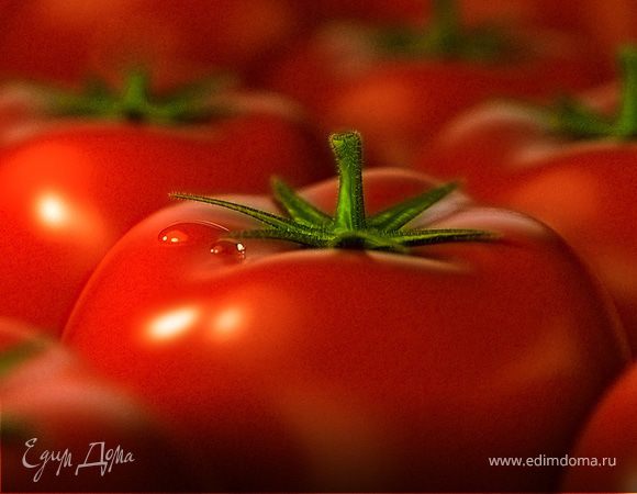 Помидоры обдать кипятком, снять шкурку, крупно порезать.
