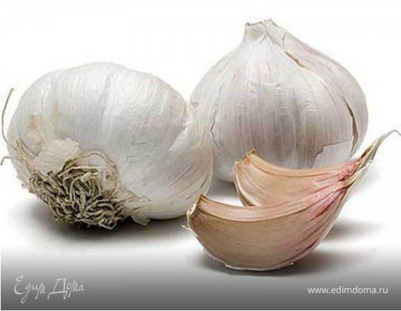 Чеснок почистить и покрошить.