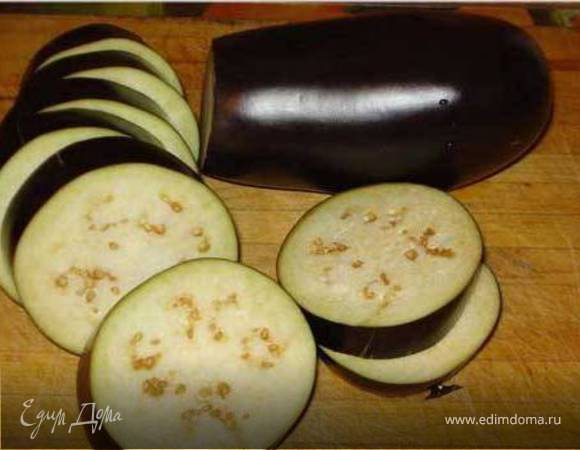 Баклажаны вымыть, порезать кружочками (вместе со шкуркой). Присыпать солью, выложить на противень и дать полежать им минут 5-10.
Запечь до готовности в духовке (10-15 минут).