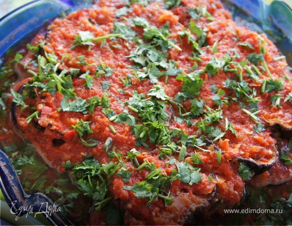 В большую глубокую чашку выложить слоями - баклажаны, соус, кинза, баклажаны, соус, кинза.
Подавайте теплой или холодной. К шашлыку!