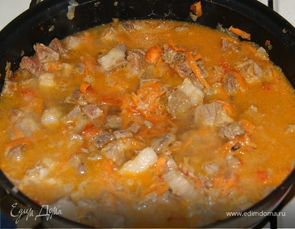 Обжарьте все ингредиенты, затем залейте водой, закройте крышкой, тушите 20 минут.