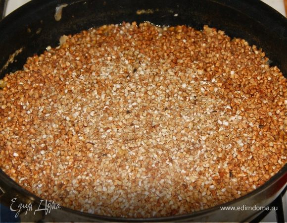 Выложите поверх мясного рагу сырую гречку, накройте крышкой минут на 5 и дайте гречке впитать сок рагу. После чего залейте все водой, еще раз посолите и тушите еще минут 15–20 до готовности гречки. Старайтесь не открывать крышку!