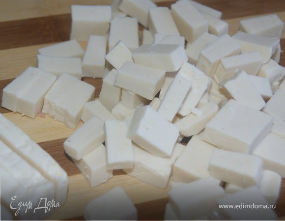 Мелко пережим сыр и отправим в кастрюлю, варить до полного растворения сыра в воде, постоянно помешивая, чтобы сыр не пригорел.