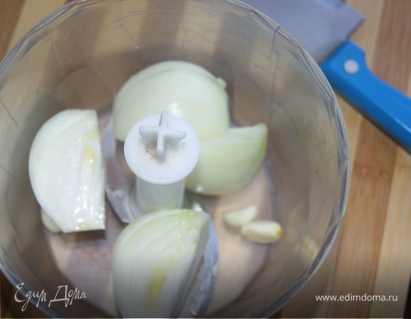 Мелко шинкуем лук и чеснок, Я делаю это в блендере.