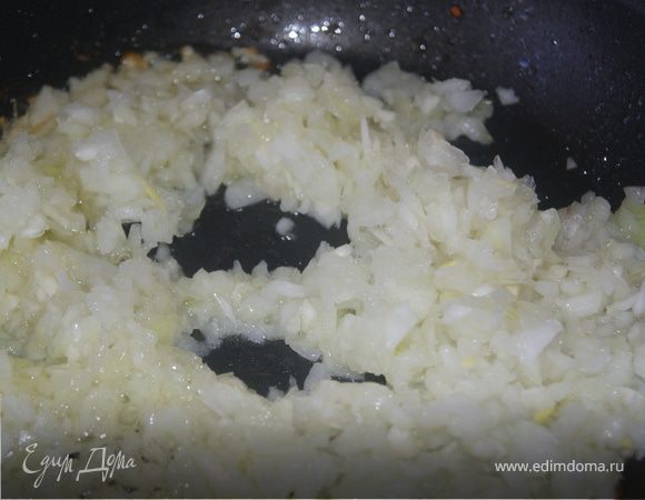 Растапливаем на сковороде сливочное и оливковое масло, затем отправляем туда лук с чесанком и обжариваем до золотистого цвета.