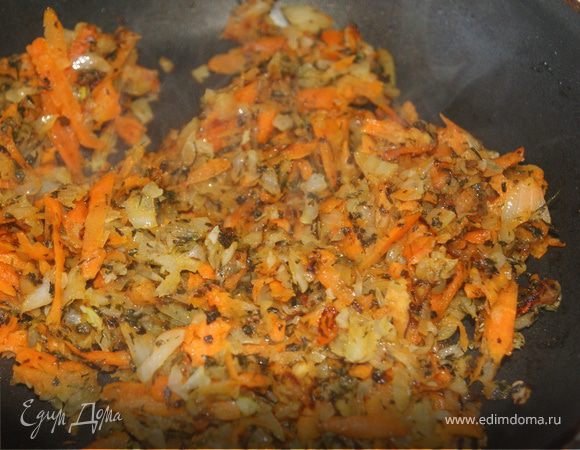 Затем выкладываем на сковороду морковь, обжариваем до готовности, солим, перчим, добавляем зелень, Я добавляла базилик и укроп. Отправляем обжаренные овощи в суп.